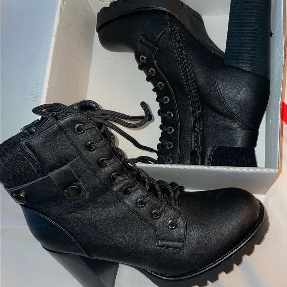 BLACK BOOTS